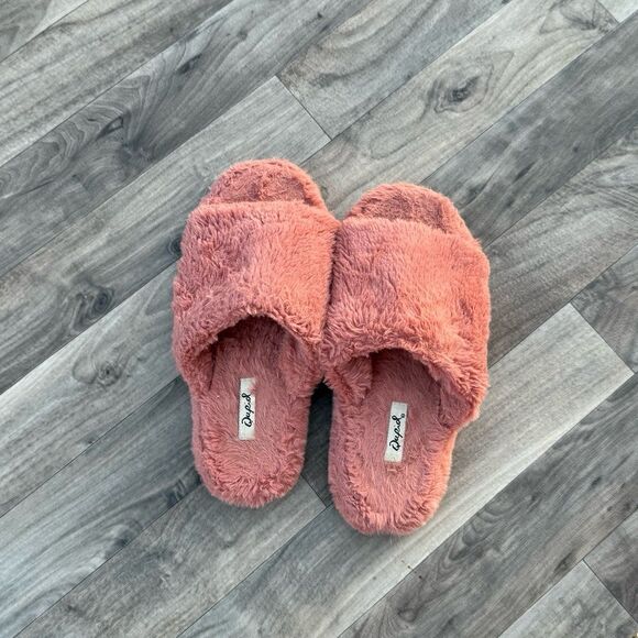 Fluffy fuzzy salmon pink slippers Size 7/8 - Picture 1 of 2